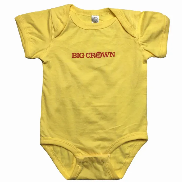 Big Crown Logo Body bébé jaune encre rouge